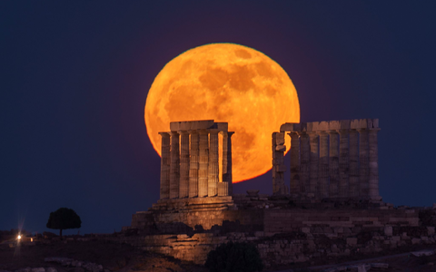 Die Gezeitenwirkung der Erde hat den Mond einst noch einmal kräftig aufgeheizt. (Archivbild) - Foto: Petros Giannakouris/AP/dpa