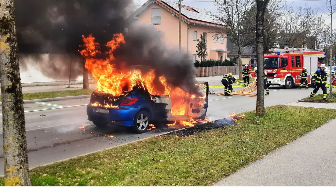 FW-M: Peugeot in Flammen (Am Hart) - Bild: presseportal.de