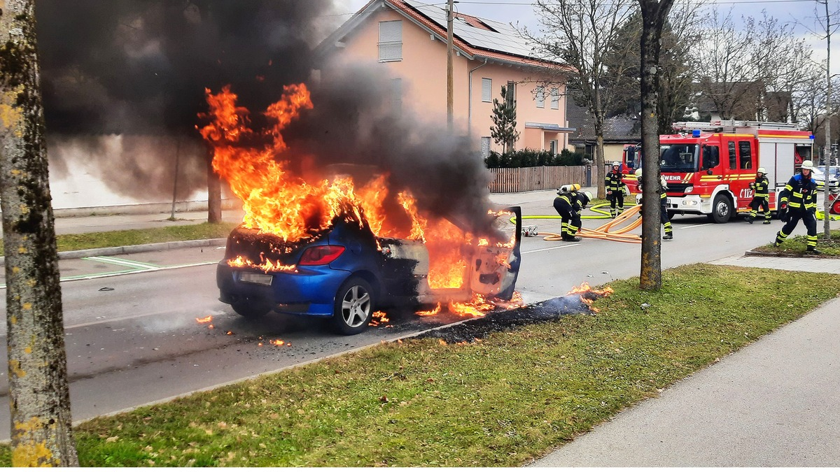 FW-M: Peugeot in Flammen (Am Hart) - Foto: presseportal.de