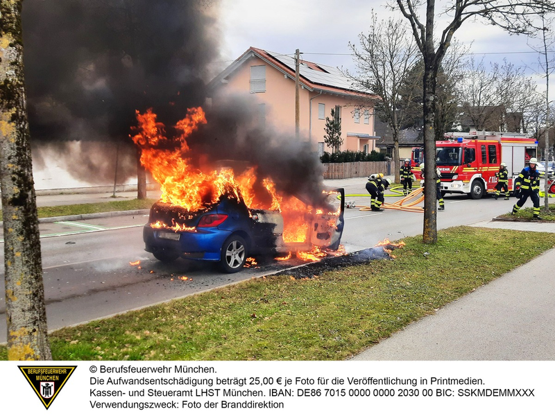 FW-M: Peugeot in Flammen (Am Hart) - Foto: presseportal.de