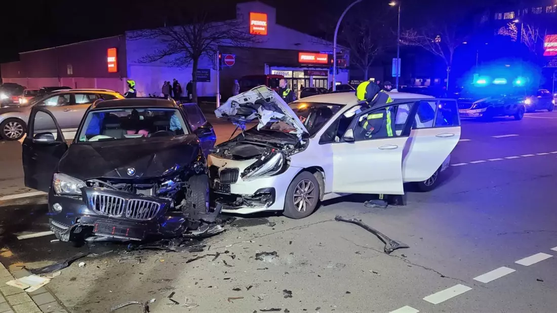 FW-OB: Verkehrsunfall mit sechs verletzten Personen - Bild: presseportal.de