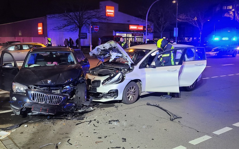 FW-OB: Verkehrsunfall mit sechs verletzten Personen - Foto: presseportal.de