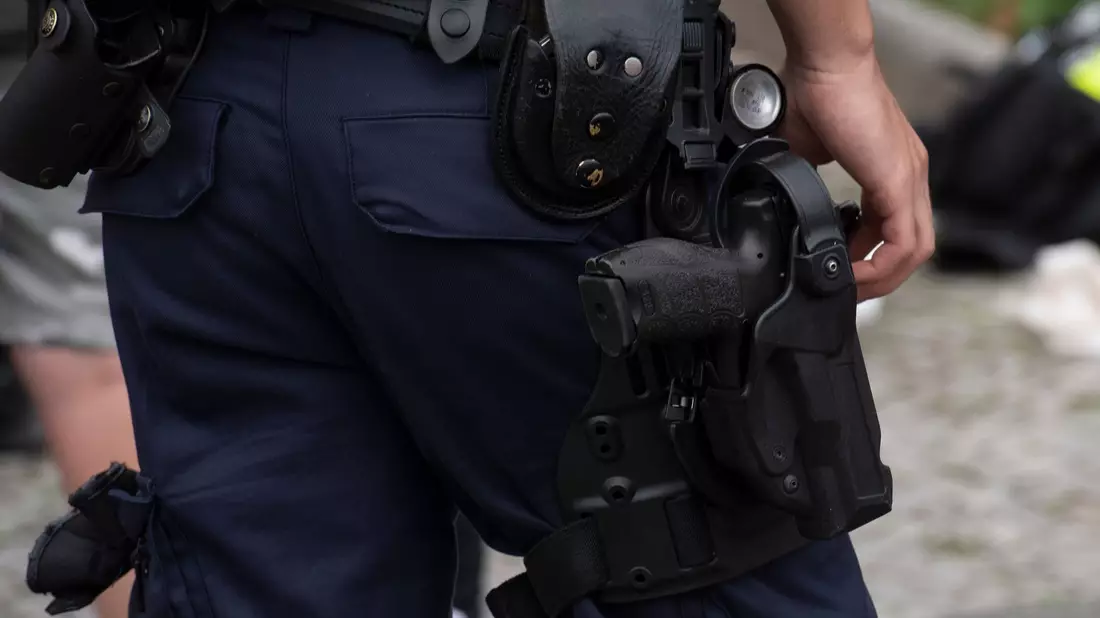 Ein vermutlich psychisch kranker Mann ist am Abend bei einem Polizeieinsatz in Göttingen durch einen Schuss aus der Dienstwaffe eines Beamten tödlich verletzt worden.  (Symbolbild) - Bild: Paul Zinken/dpa