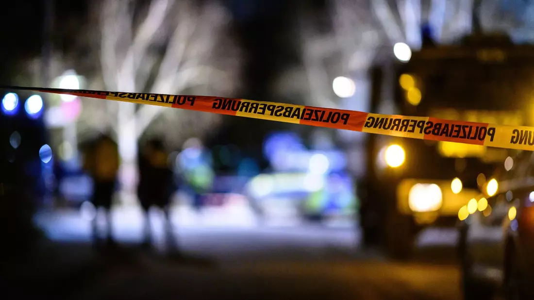 Ein vermutlich psychisch kranker Mann ist am Abend bei einem Polizeieinsatz durch einen Schuss aus der Dienstwaffe eines Beamten tödlich verletzt worden. - Bild: Swen Pförtner/dpa