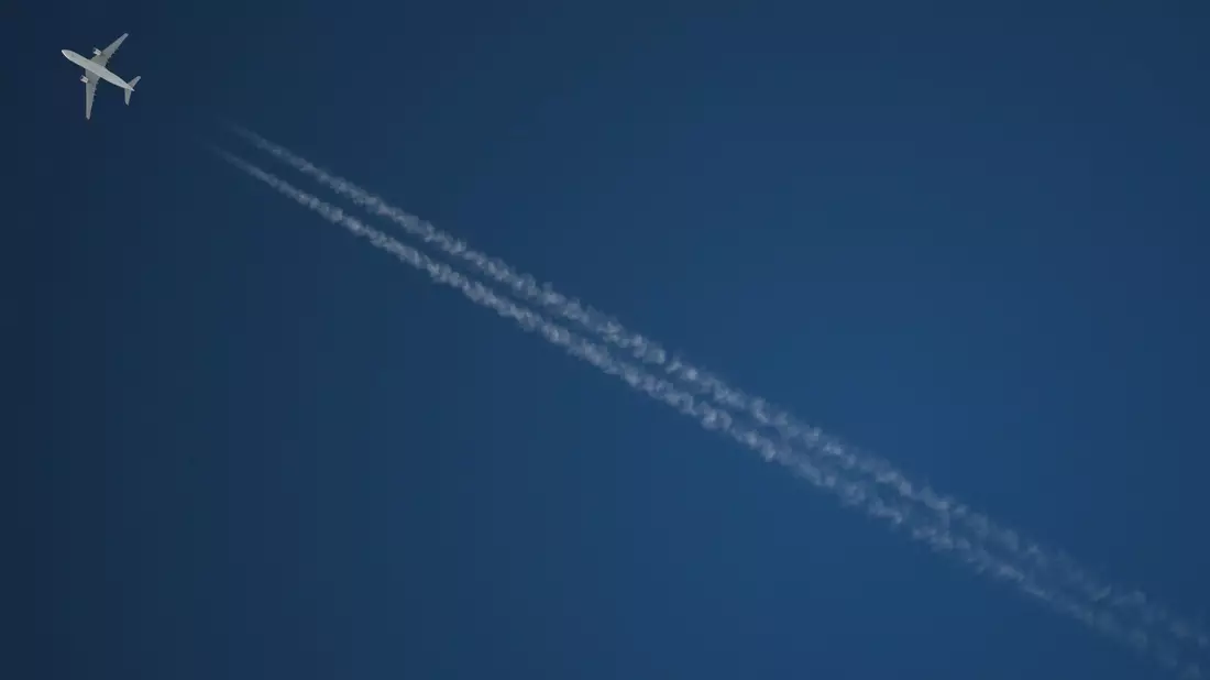 Ein Passagierflugzeug hinterlässt beim Flug CO2 und Kondensstreifen. (Archivbild) - Bild: Arne Dedert/dpa