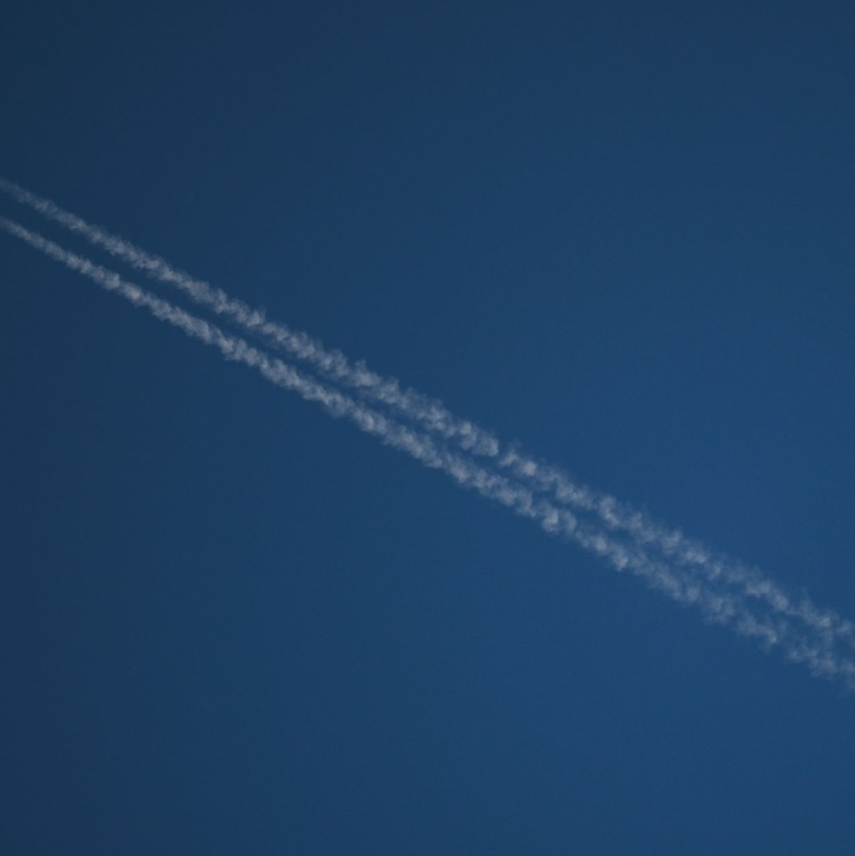 Ein Passagierflugzeug hinterlässt beim Flug CO2 und Kondensstreifen. (Archivbild) - Foto: Arne Dedert/dpa