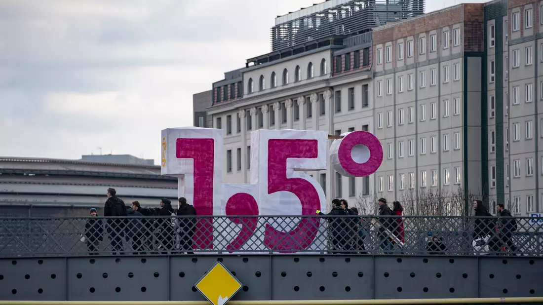 Eine übergroße Zahl haben Anhänger und Mitglieder der Umweltschutzbewegung Extinction Rebellion auf der Marschallbrücke in Berlin aufgestellt. (Archivbild) - Bild: Paul Zinken/dpa