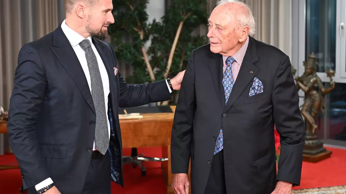 Benjamin Würth (r) übernimmt von seinem Großvater Reinhold Würth (l) am 1. Januar den Vorsitz des Stiftungsaufsichtsrates.  - Bild: Bernd Weißbrod/dpa