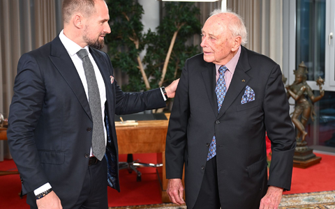 Benjamin Würth (r) übernimmt von seinem Großvater Reinhold Würth (l) am 1. Januar den Vorsitz des Stiftungsaufsichtsrates. - Foto: Bernd Weißbrod/dpa Benjamin Würth (r) übernimmt von seinem Großvater Reinhold Würth (l) am 1. Januar den Vorsitz des Stiftungsaufsichtsrates. - Foto: Bernd Weißbrod/dpa