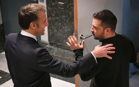 Macron traf sich in Brüssel alleine mit Selenskyj und reiste danach nach Mayotte. - Foto: Nicolas Tucat/Pool AFP/AP/dpa