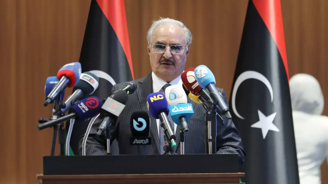 Dem ostlibyschen Machthaber Haftar käme russische Luftverteidigungssysteme sowie Angriffswaffen gelegen. (Archivbild) - Bild: Khaled Nasraoui/dpa
