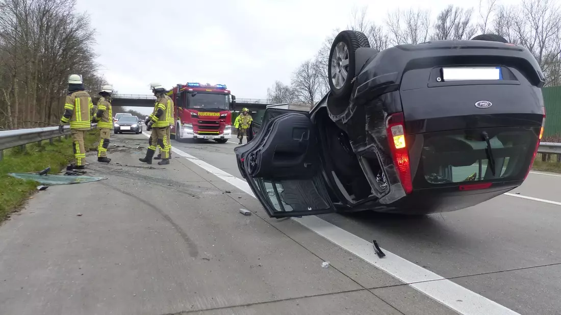 POL-CUX: Update zu den drei schweren Verkehrsunfällen am Mittwochnachmittag - insgesamt fünf Personen verletzt, vier davon schwer (Fotos von allen Unfällen im Anhang) - Bild: presseportal.de