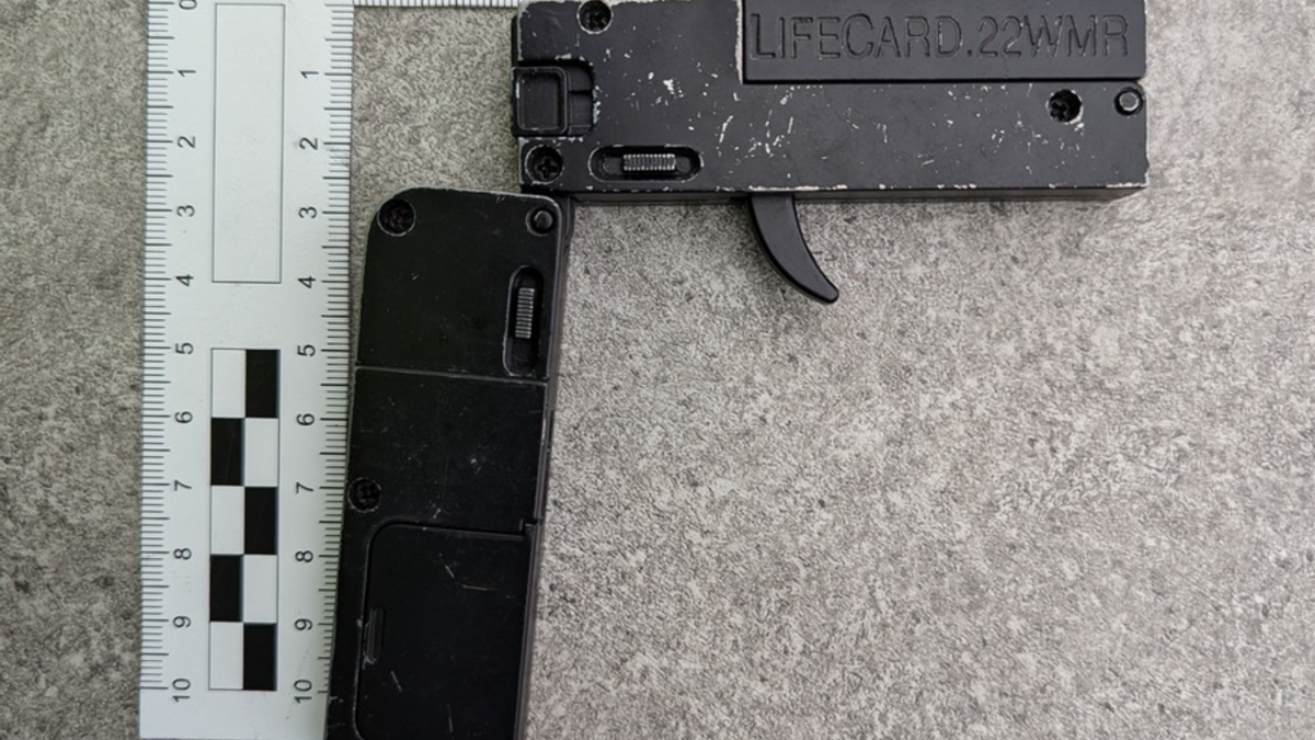 HZA-LÖ: Als Kartenetuis getarnte Pistole / Zoll stellt Schusswaffe bei LKW-Kontrolle sicher - Foto: presseportal.de