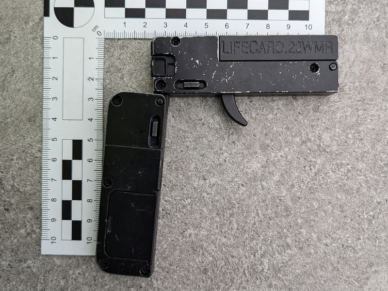 HZA-LÖ: Als Kartenetuis getarnte Pistole / Zoll stellt Schusswaffe bei LKW-Kontrolle sicher - Foto: presseportal.de