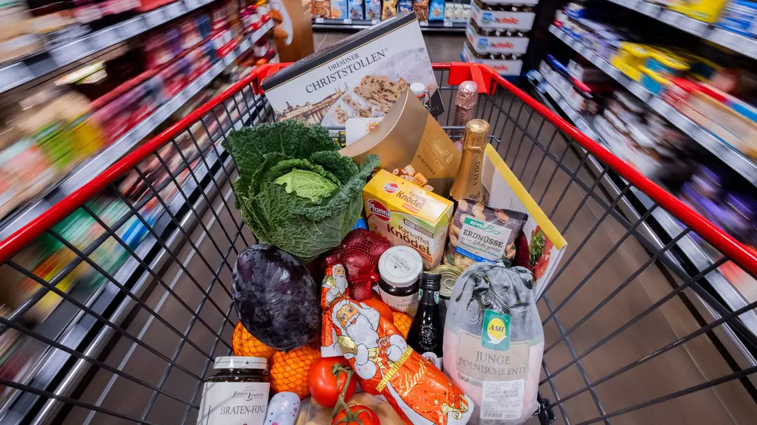 Die Stimmung der Verbraucher in Deutschland wird in den nächsten Wochen Experten zufolge nicht wesentlich besser (Symbolbild).  - Bild: Rolf Vennenbernd/dpa