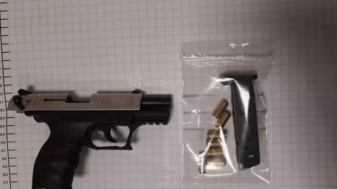 BPOL NRW: Bundespolizei stellt 58-Jährigen mit Schreckschusspistole - Bild: presseportal.de