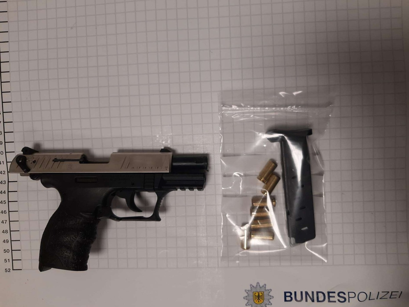 BPOL NRW: Bundespolizei stellt 58-Jährigen mit Schreckschusspistole - Foto: presseportal.de