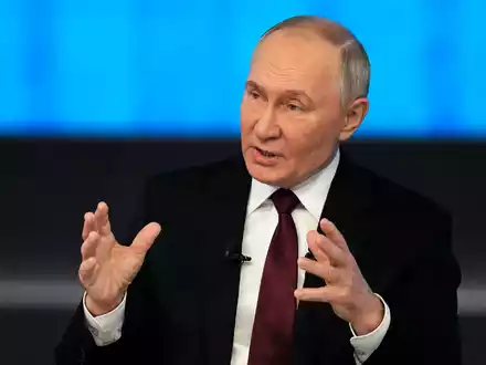 Putin schlägt dem Westen vor, einen Beschuss Kiews mit Oreschnik mittels Flugabwehrwaffen abzufangen - das wäre ein Duell im 21. Jahrhundert, sagte er. - Foto: Alexander Zemlianichenko/AP/dpa