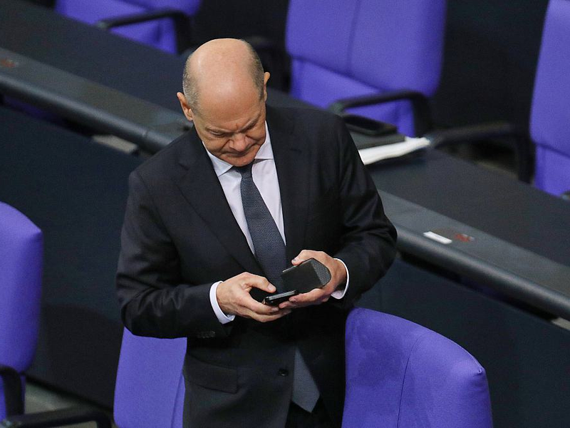 Olaf Scholz checkt sein Smartphone (Archiv) - Foto: über dts Nachrichtenagentur