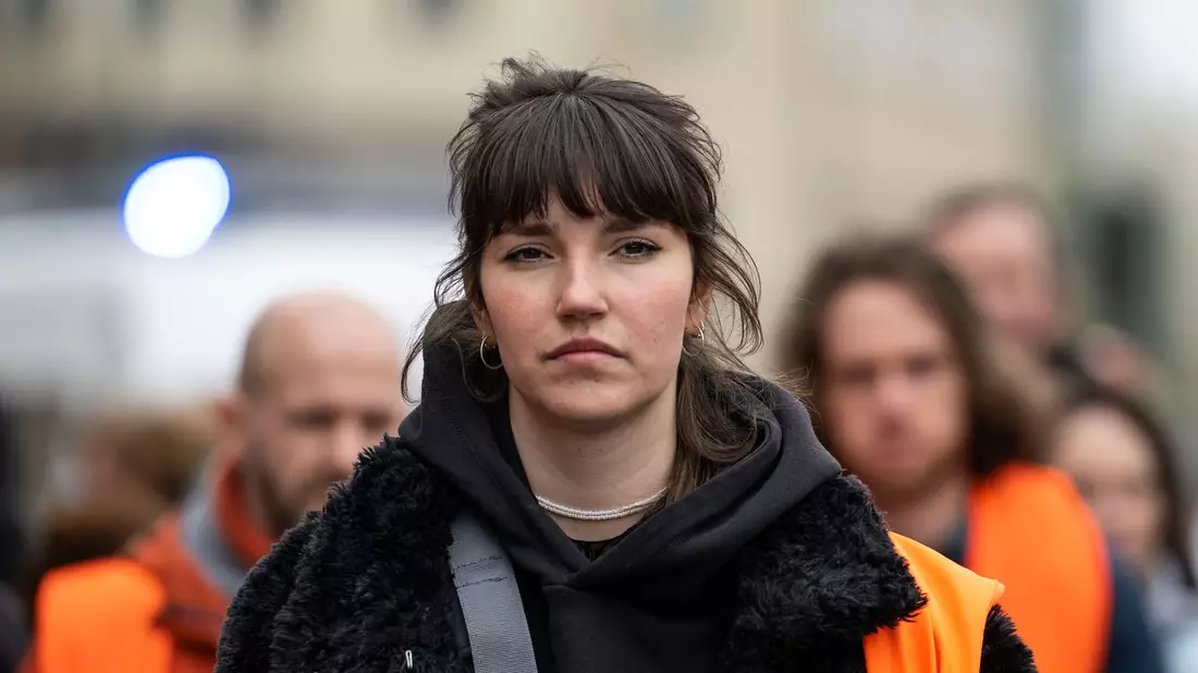 Carla Hinrichs hat die Gruppe Letzte Generation mitgegründet - und kündigt nun einen tiefgreifenden Wandel an. (Archivbild) - Bild: Hannes P. Albert/dpa
