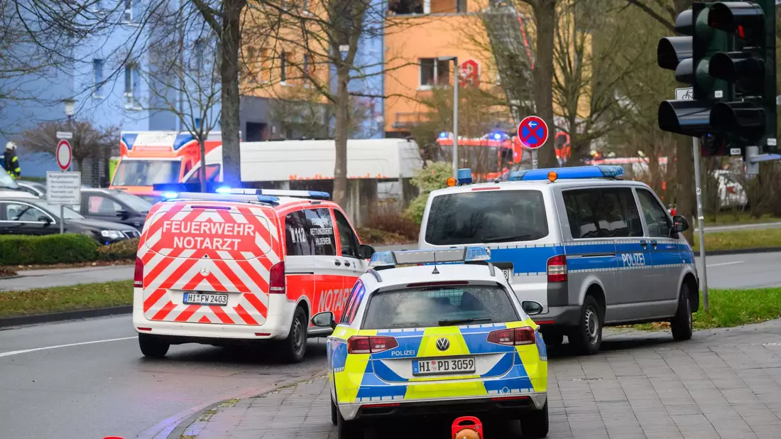 Ein Großaufgebot rückte nach Hildesheim-Ochtersum aus. - Bild: Julian Stratenschulte/dpa