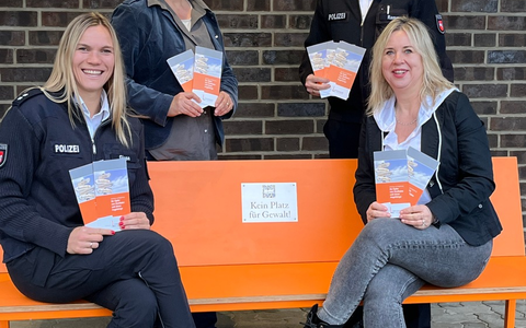 POL-LG: ++ Ein Zeichen gegen Gewalt - Orangefarbene Bank im Wartebereich der Uelzener Polizeiwache - Opferschutzbüro übergibt Bank aus landesweiter Aktion an Polizeidienststelle ++ - Foto: presseportal.de