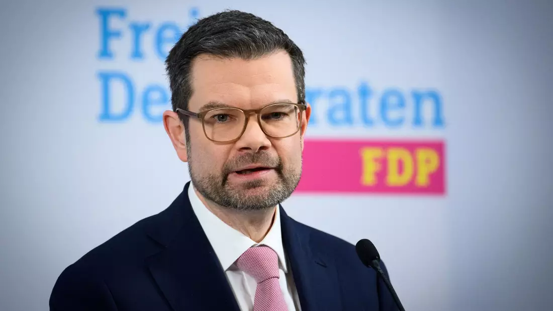 Generalsekretär Buschmann appelliert an Union und SPD, sich zu einem Fairnessabkommen für den Wahlkampf einigungsbereit zu zeigen. - Bild: Bernd von Jutrczenka/dpa