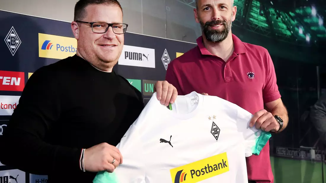 Max Eberl (l) und Marco Rose kennen sich schon aus Gladbacher Zeiten gut. - Bild: Roland Weihrauch/dpa