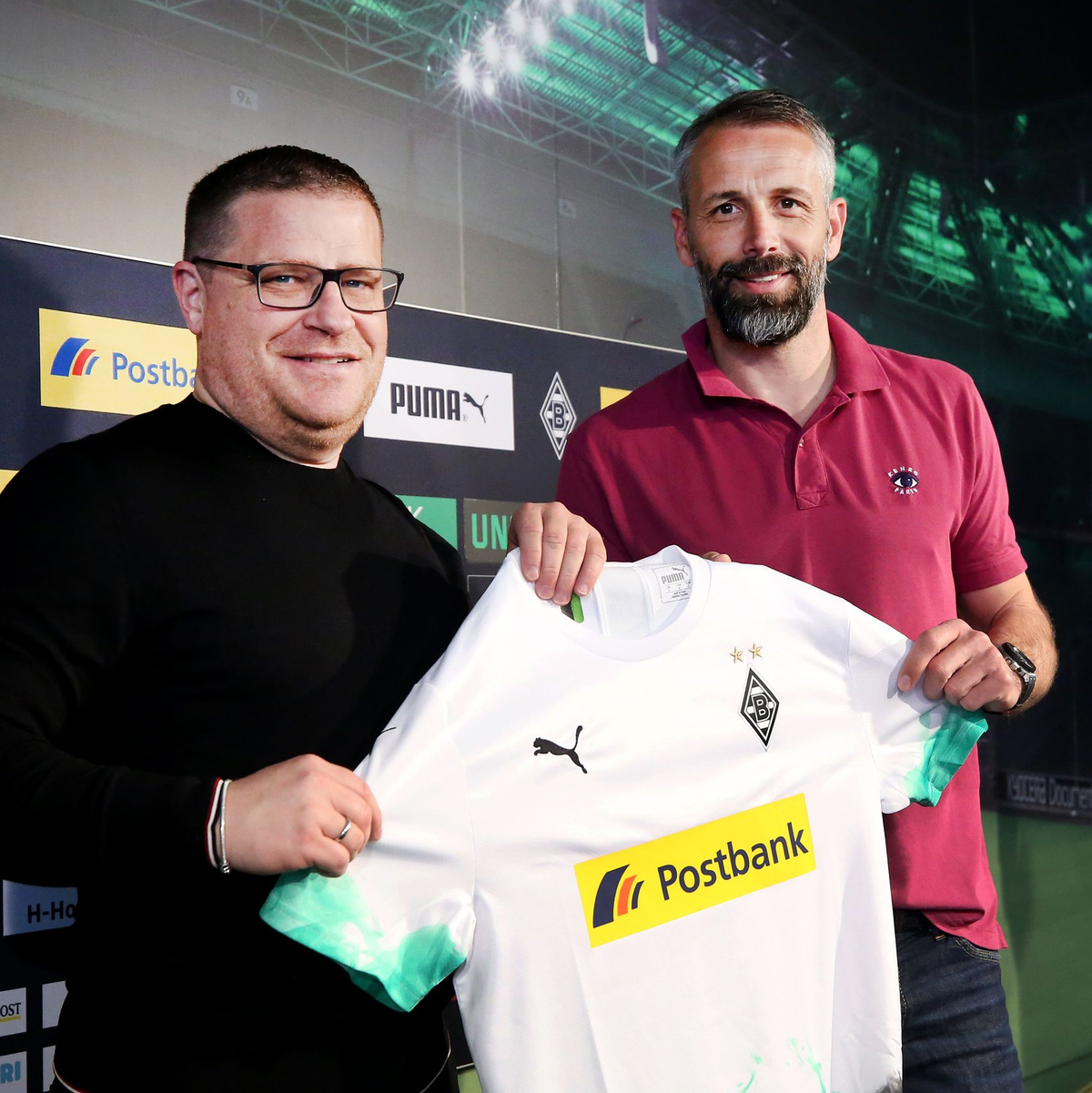 Max Eberl (l) und Marco Rose kennen sich schon aus Gladbacher Zeiten gut. - Foto: Roland Weihrauch/dpa