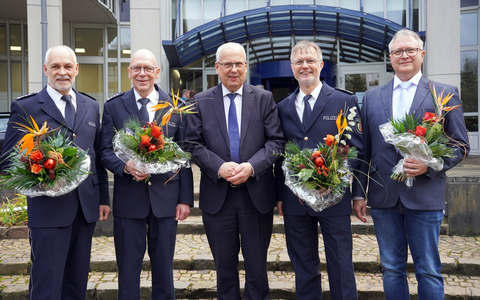 POL-HSK: Landrat Dr. Schneider überreicht Ruhestandsurkunden - Foto: presseportal.de