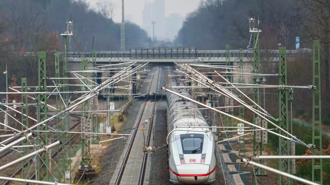 Auf der Riedbahnstrecke ist es zu einer Oberleitungsstörung gekommen (Symbolbild) - Bild: Andreas Arnold/dpa