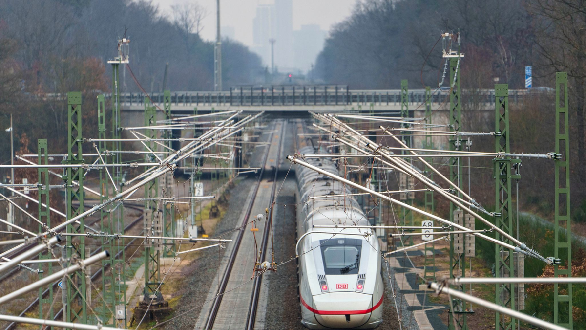Auf der Riedbahnstrecke ist es zu einer Oberleitungsstörung gekommen (Symbolbild) - Foto: Andreas Arnold/dpa