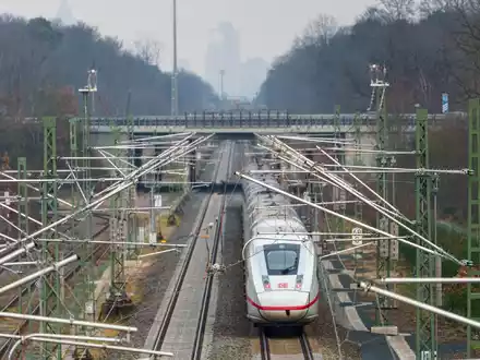 Auf der Riedbahnstrecke ist es zu einem Oberleitungsschaden gekommen (Symbolbild) - Foto: Andreas Arnold/dpa