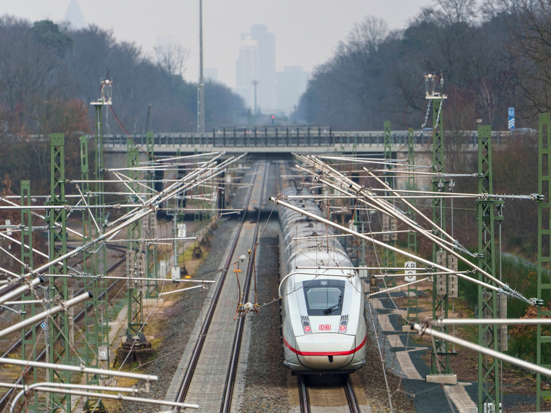 Auf der Riedbahnstrecke ist es zu einer Oberleitungsstörung gekommen (Symbolbild) - Foto: Andreas Arnold/dpa