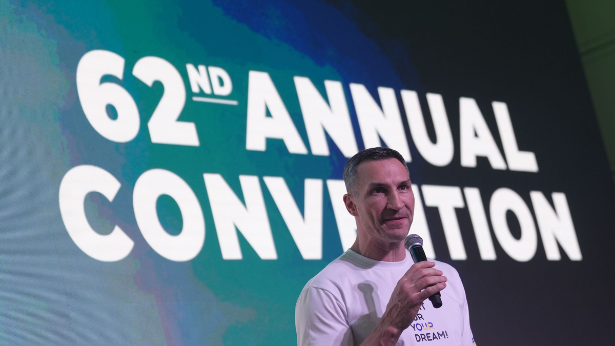 Turki al-Sheikh (r), saudi-arabischer Geschäftsmann, und der frühere Boxweltmeister Wladimir Klitschko - Foto: Marcus Brandt/dpa