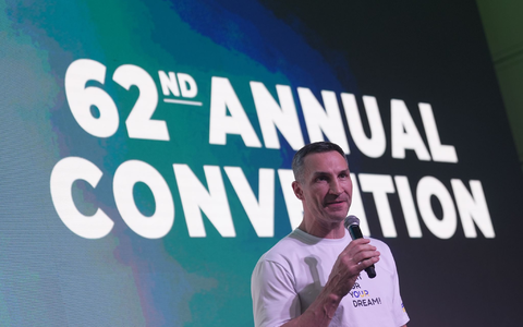 Turki al-Sheikh (r), saudi-arabischer Geschäftsmann, und der frühere Boxweltmeister Wladimir Klitschko - Foto: Marcus Brandt/dpa