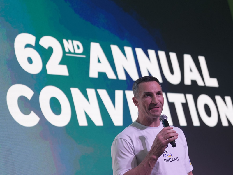 Turki al-Sheikh (r), saudi-arabischer Geschäftsmann, und der frühere Boxweltmeister Wladimir Klitschko - Foto: Marcus Brandt/dpa