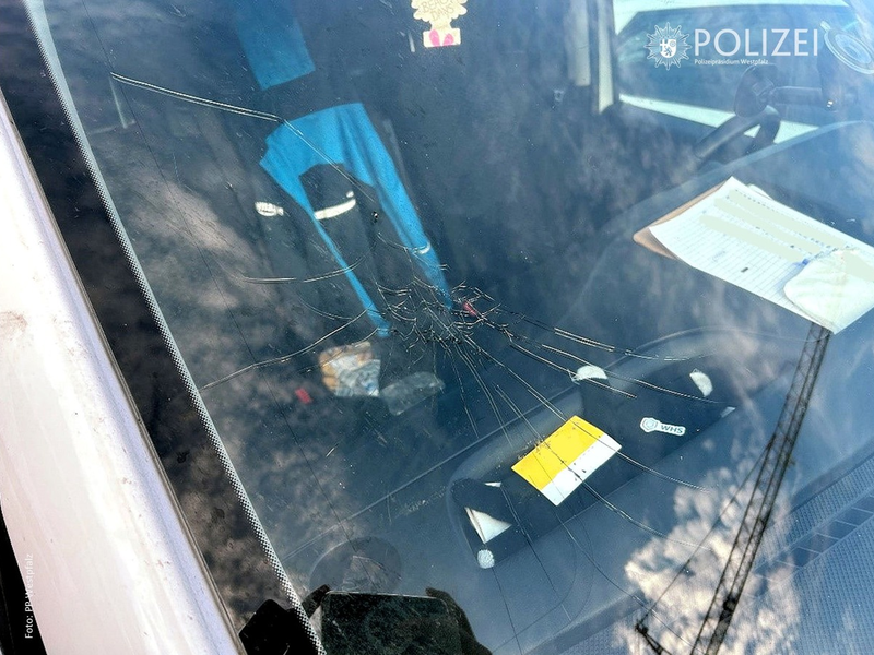 POL-PPWP: Wer hat die Windschutzscheibe beschädigt? - Foto: presseportal.de