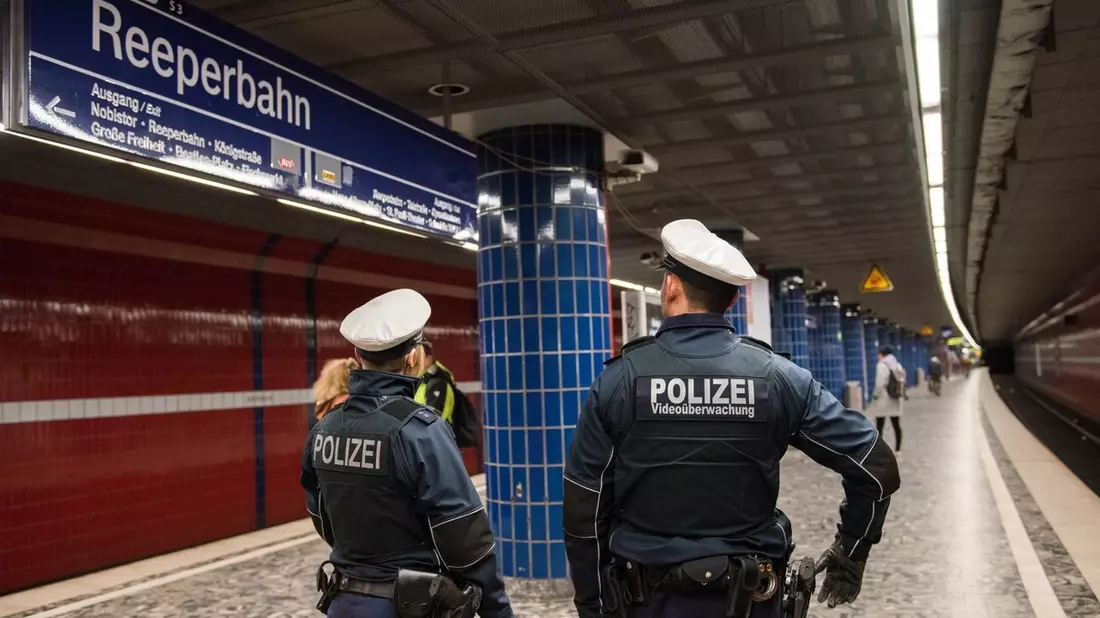 BPOL-HH: Regenschirm-Attacke: Gefährliche Körperverletzung in der S-Bahnstation Hamburg-Reeperbahn- - Bild: presseportal.de
