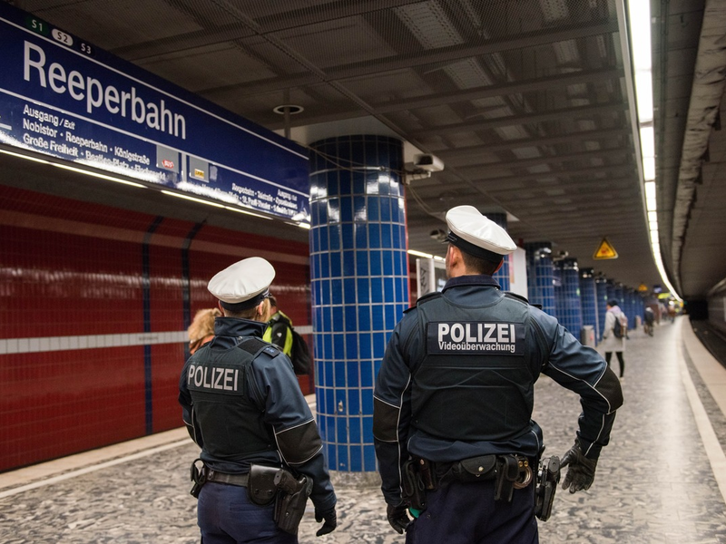 BPOL-HH: Regenschirm-Attacke: Gefährliche Körperverletzung in der S-Bahnstation Hamburg-Reeperbahn- - Foto: presseportal.de
