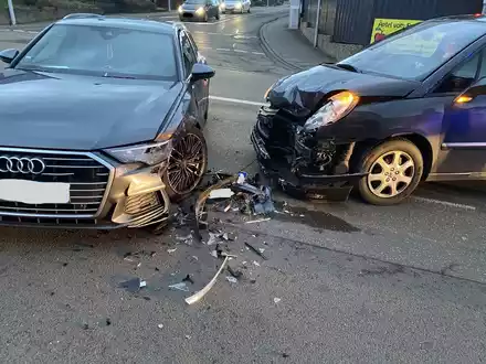 POL-PDPS: Zweibrücken/Rote Ampel missachtet und erheblichen Sachschaden verursacht - Foto: presseportal.de