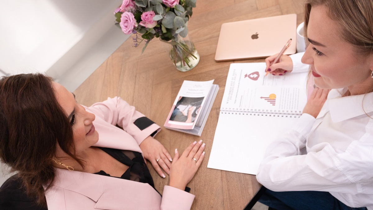 Finanzielle Freiheit für Frauen: Emilia Bolda von Investiere.Dich.Frei erklärt, wie das gelingt – und welche Rolle Neo-Feminismus und Intersektionalität dabei spielen - Foto: presseportal.de