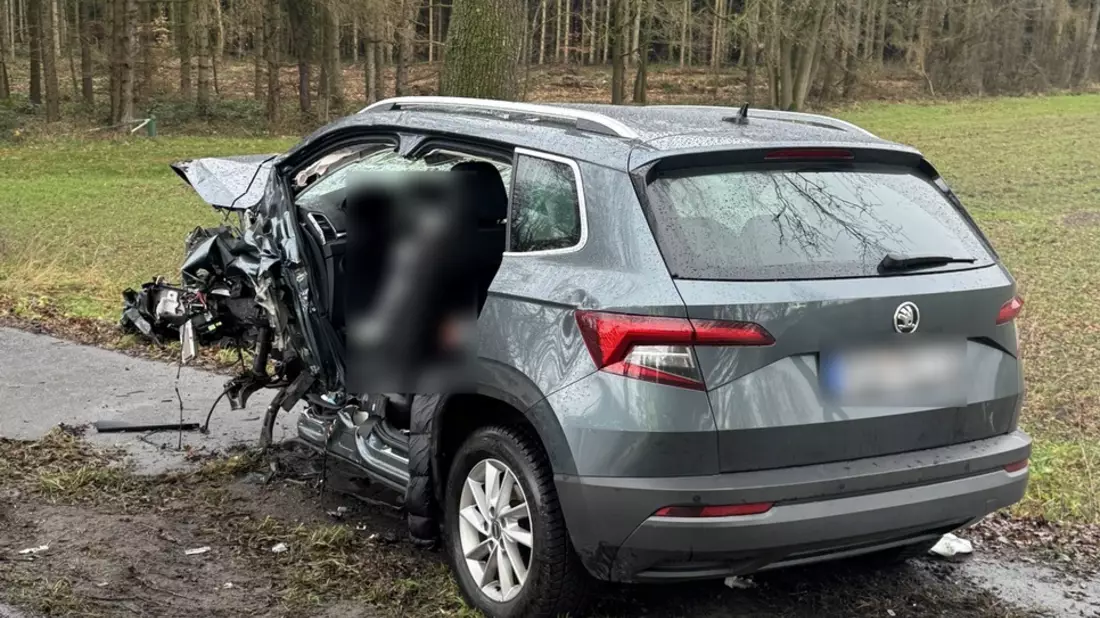 POL-ROW: ++ Schwerer Verkehrsunfall auf der B71 zwischen Brüttendorf und Wehldorf - ein tödlich Verletzter und zwei Schwerverletzte ++ - Bild: presseportal.de