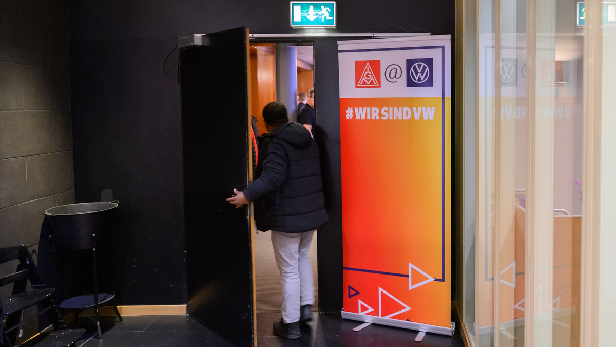 Laut IG Metall ist es die längste Tarifrunde aller Zeiten bei Volkswagen. - Foto: Julian Stratenschulte/dpa