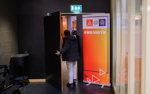 Die IG Metall hat sich nun erstmals zum Verhandlungsstand geäußert. - Foto: Julian Stratenschulte/dpa