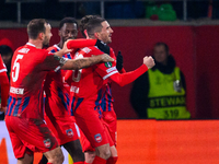 Frank Schmidt steht mit den Heidenheimern vor einem wichtigen Spiel in Bochum. - Foto: Tom Weller/dpa