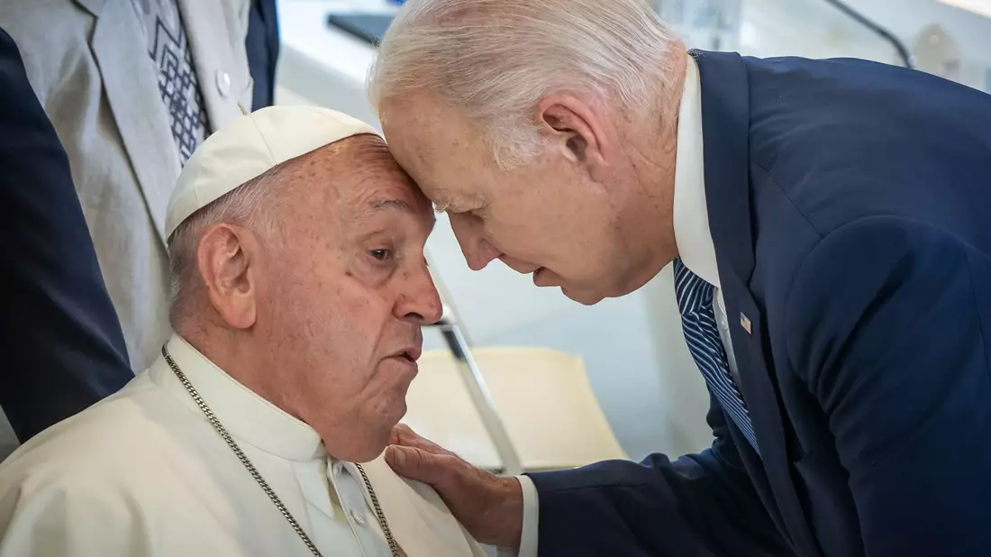 Vor seinem Abschied aus dem Weißen Haus ehrt Joe Biden den Papst auf besondere Weise. (Archivbild) - Bild: Michael Kappeler/dpa