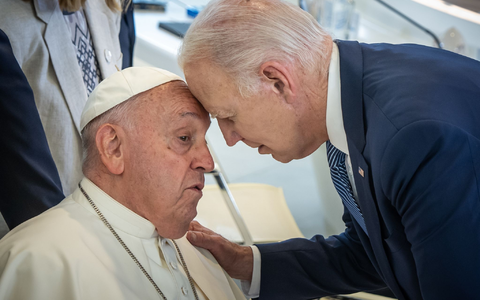 Vor seinem Abschied aus dem Weißen Haus ehrt Joe Biden den Papst auf besondere Weise. (Archivbild) - Foto: Michael Kappeler/dpa