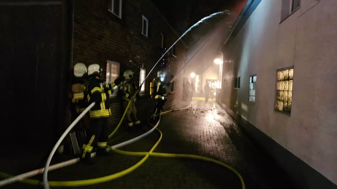 FW Datteln: Ausgedehnter Dachstuhlbrand im Ortsteil Ahsen - Bild: presseportal.de