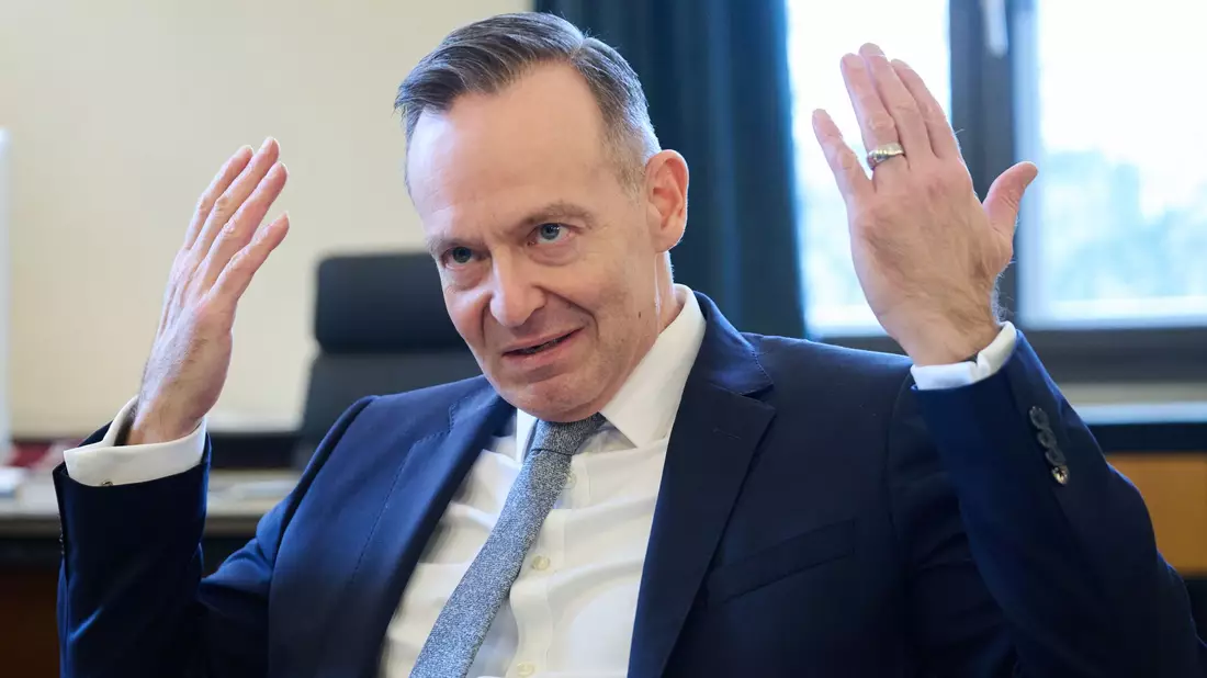 Auch nach 2025 muss es aus Wissings Sicht das Deutschlandticket geben.  - Bild: Annette Riedl/dpa